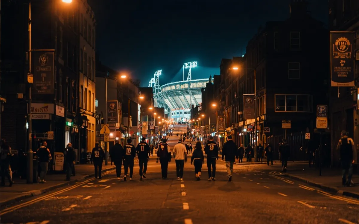 墨西哥高原城市的世界杯氛围：球迷与传统建筑的夜色街景